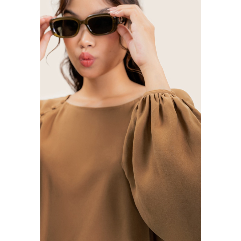 LIBÉ - Áo dáng rộng tay raglan cài hàng nút bọc vải màu nâu