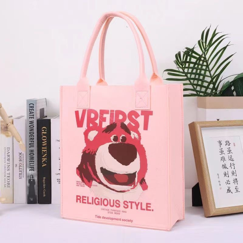 Túi Tote Vải Nỉ Họa Tiết Gấu Dâu Đáng Yêu Túi Xách Nỉ Gấu Lotso Đựng Nhiều Đồ Tiện Lợi
