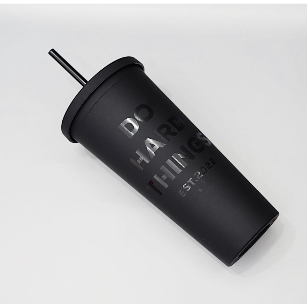 Mẫu ly Cold cup All Black nam tính, tặng kèm ống hút và custom in tên miễn phí bởi NAS.