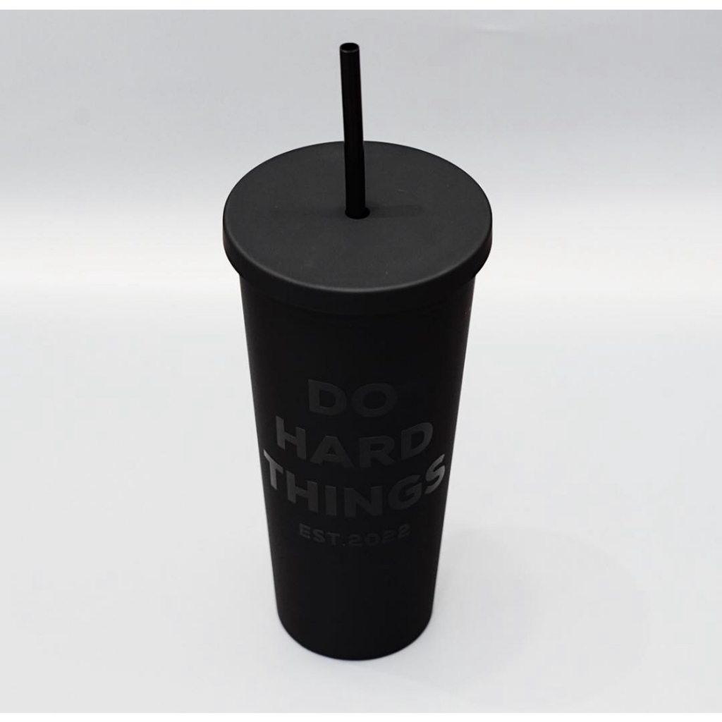Mẫu ly Cold cup All Black nam tính, tặng kèm ống hút và custom in tên miễn phí bởi NAS.