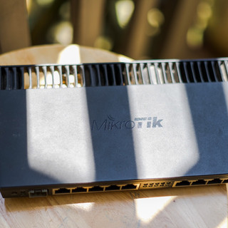 Thiết bị cân bằng tải mikrotik rb4011igs+rm