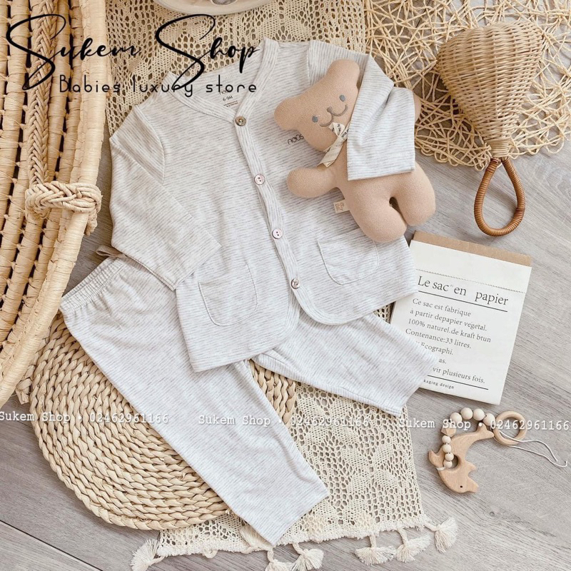 Bộ dài tay NOUS vải peptit khuy giữa