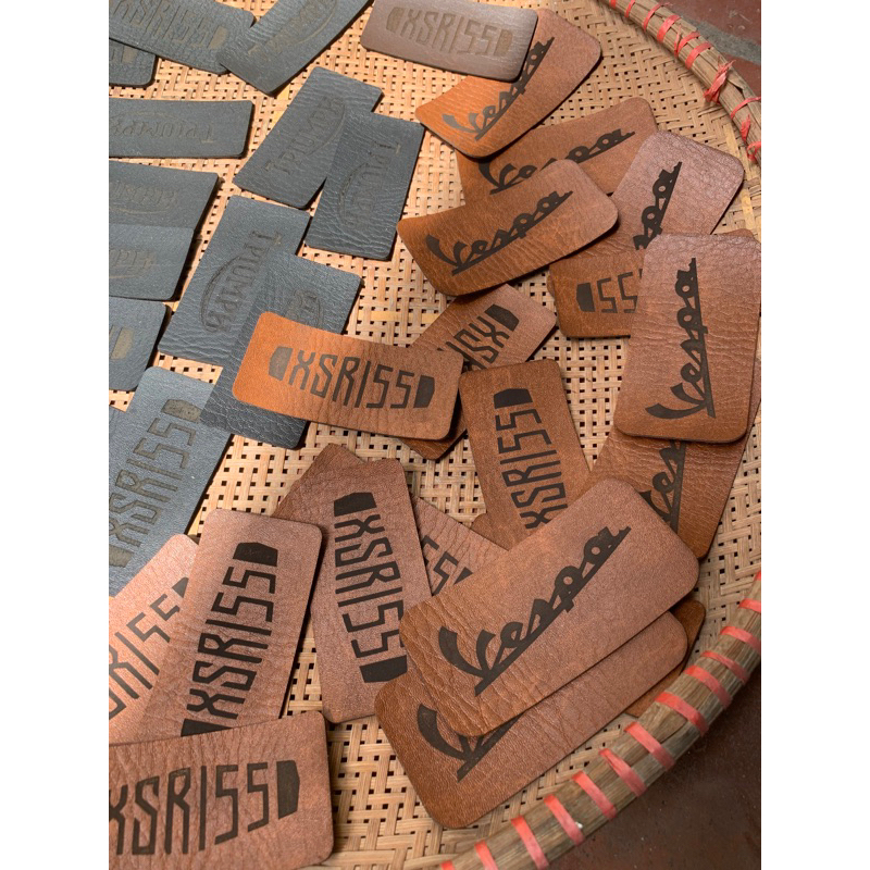 Logo Vespa bằng da