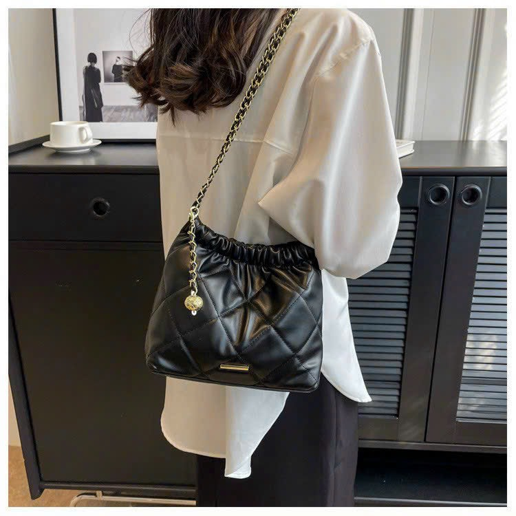 Túi đeo vai đéo chéo vẫn da trám ô vuông phối dây đeo quả chuông 1442