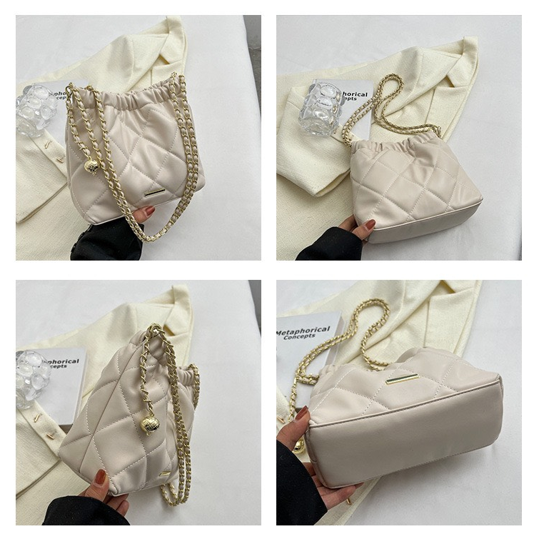 Túi đeo vai đéo chéo vẫn da trám ô vuông phối dây đeo quả chuông 1442