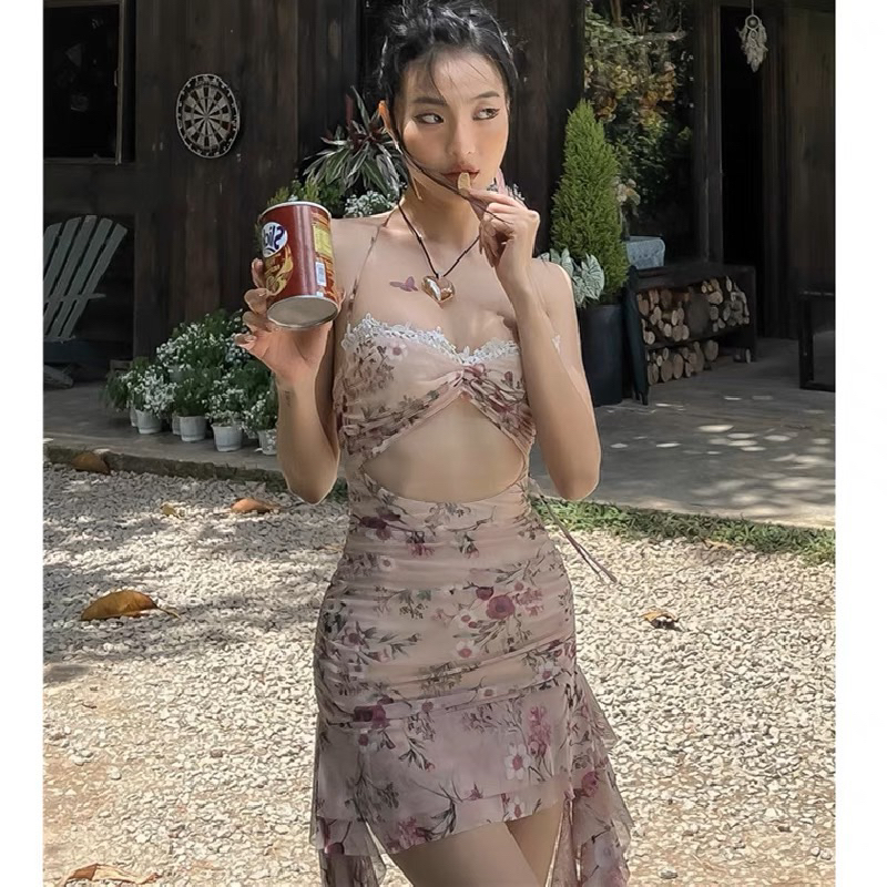 Đầm cúp ngực buộc dây cổ viền ren trắng xoắn cut out nhún thân hoạ tiết hoa mùa xuân phối ren bèo dài