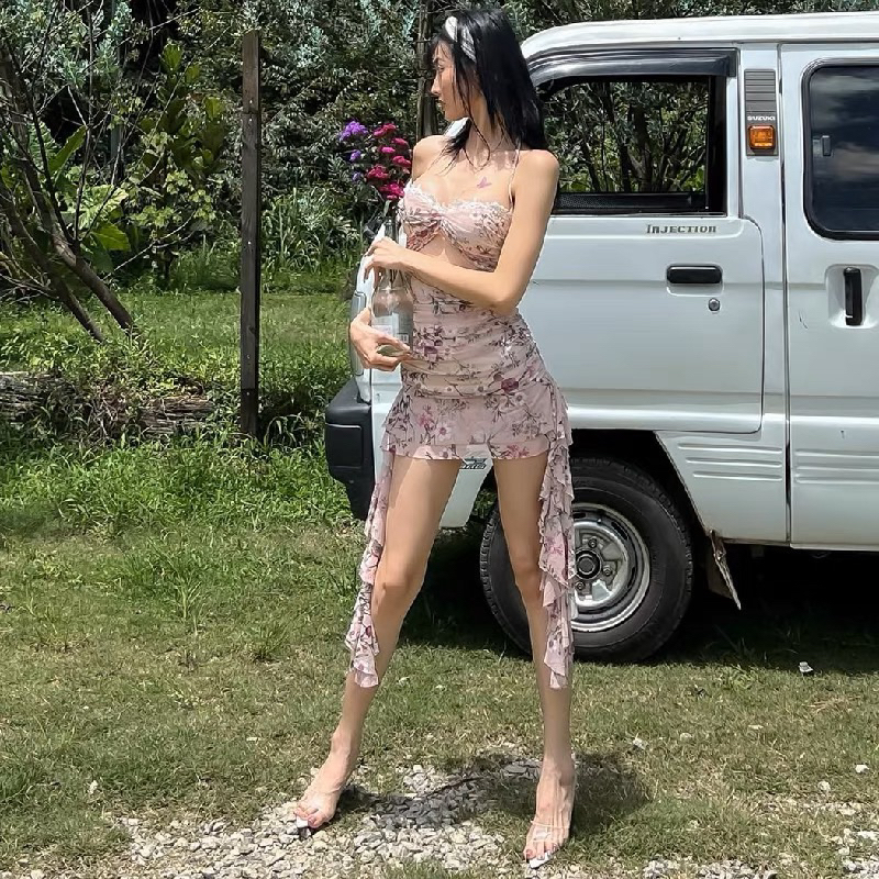 Đầm cúp ngực buộc dây cổ viền ren trắng xoắn cut out nhún thân hoạ tiết hoa mùa xuân phối ren bèo dài