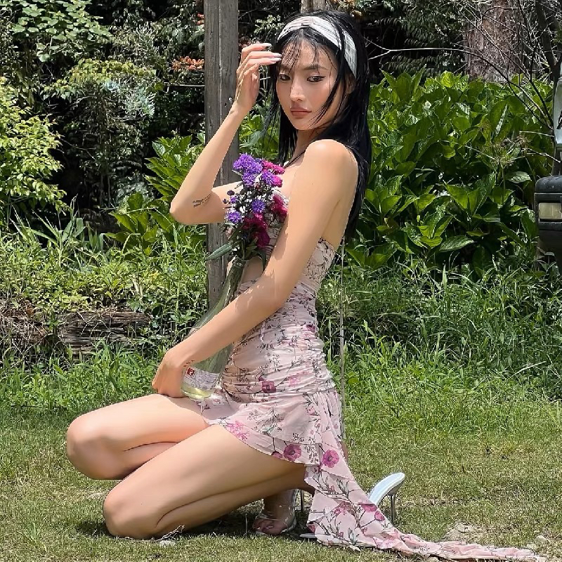 Đầm cúp ngực buộc dây cổ viền ren trắng xoắn cut out nhún thân hoạ tiết hoa mùa xuân phối ren bèo dài