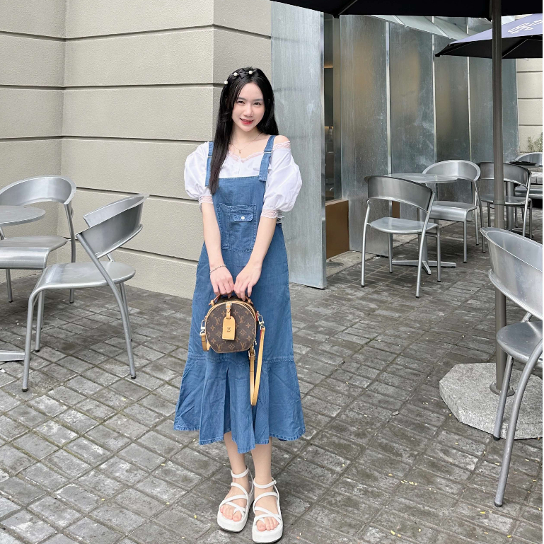 Đầm Yếm Jeans Dài 2 Dây COTONFIO 8061 Túi Ngực Chân Xoè Thoải Mái