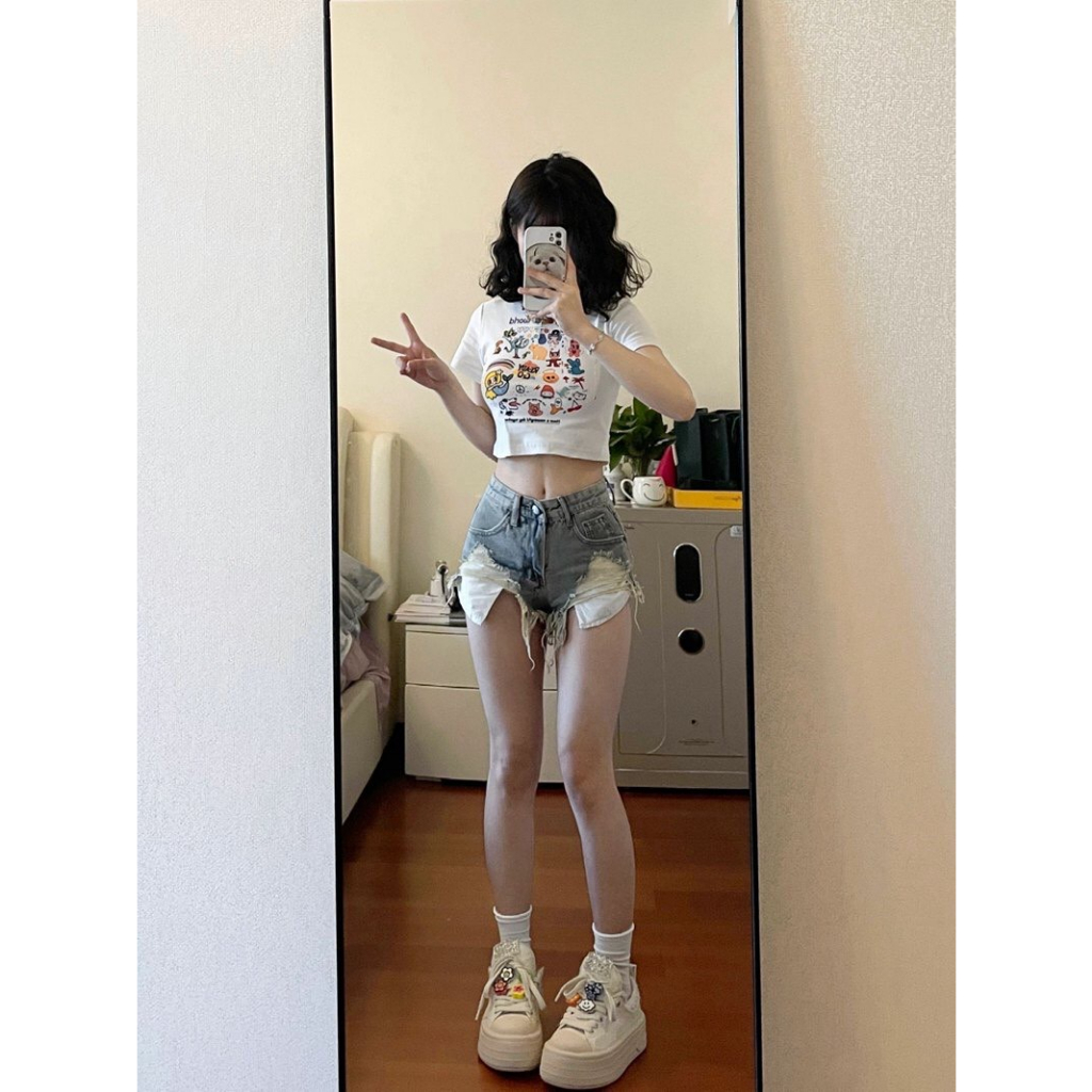 - Áo thun croptop/ Quần jeans rách