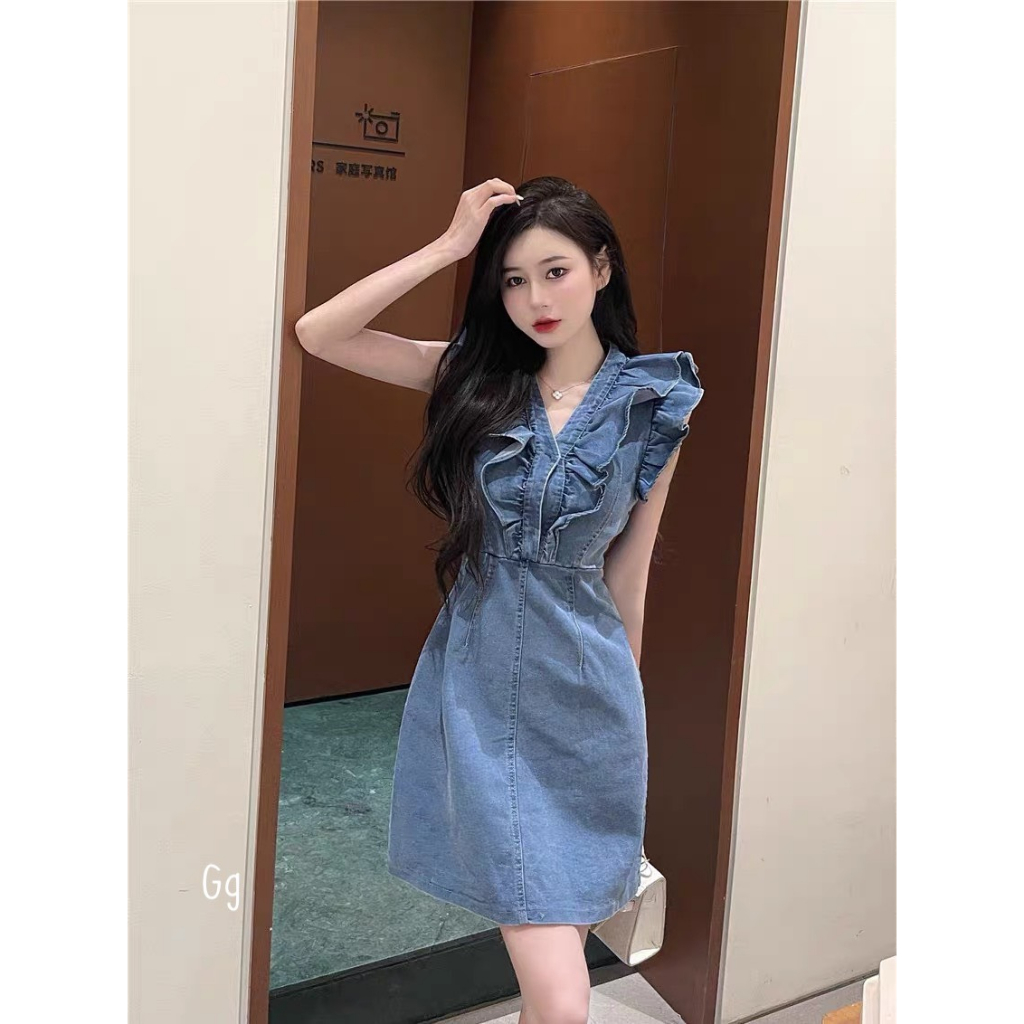 Đầm váy nữ jeans cổ chữ V phối bèo cánh dơi với tone màu xanh tôn da xinh xắn dành cho các nàng teen