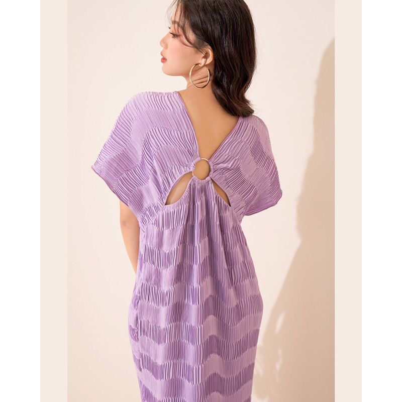 Đầm tay liền dập ly cut-out hở lưng - Everluxe