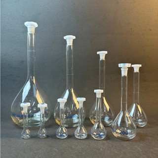 Bình định mức trắng class A, nút nhựa nhiều kích thước - LABHN