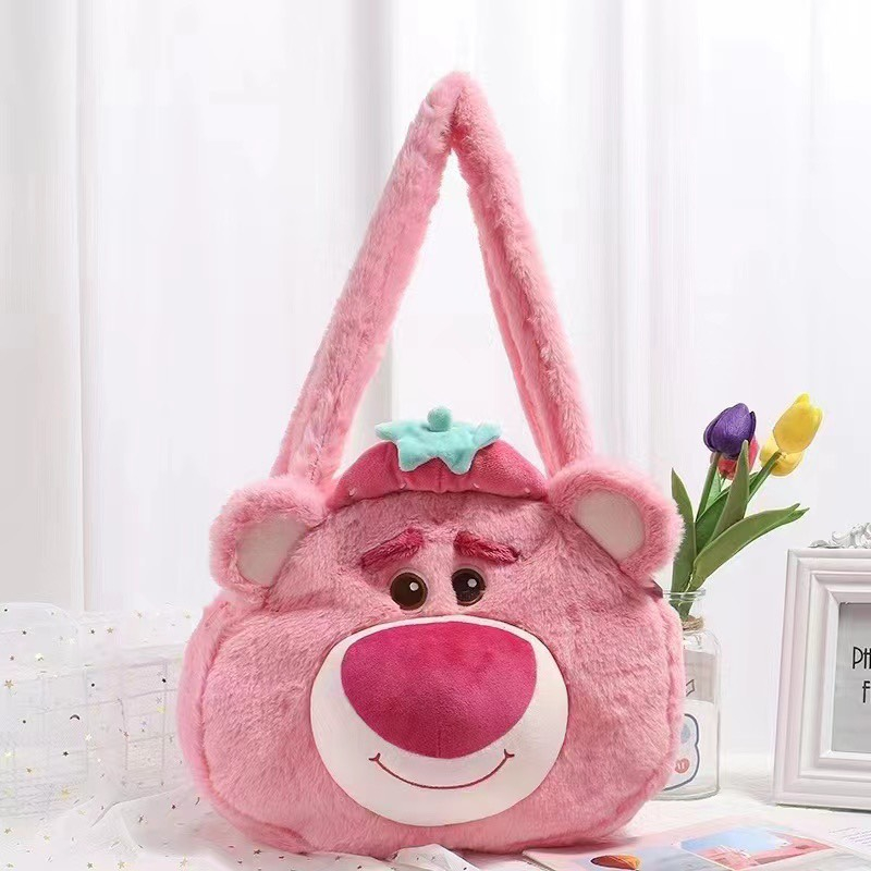 Túi xách gấu dâu đội nón size 30cm lông mềm mịn siêu đáng yêu, Túi đeo vai họa tiết gấu Lotso _ TingTing