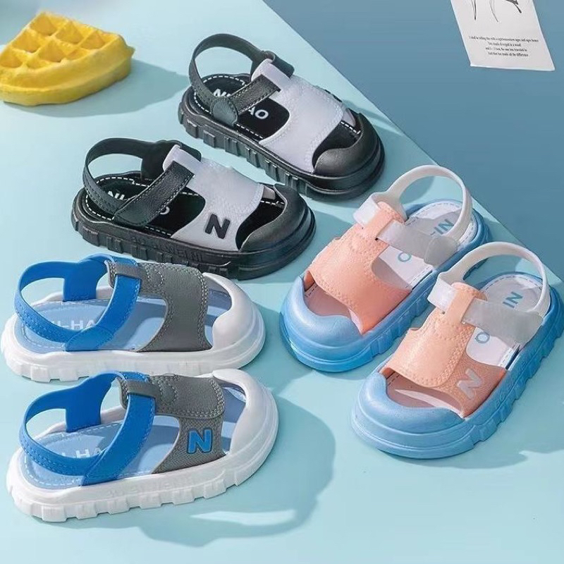 Sandal chữ N thiết kế bít mũi bảo vệ chân cho bé trai bé gái từ 3 đến 10 tuổi siêu mềm êm chân