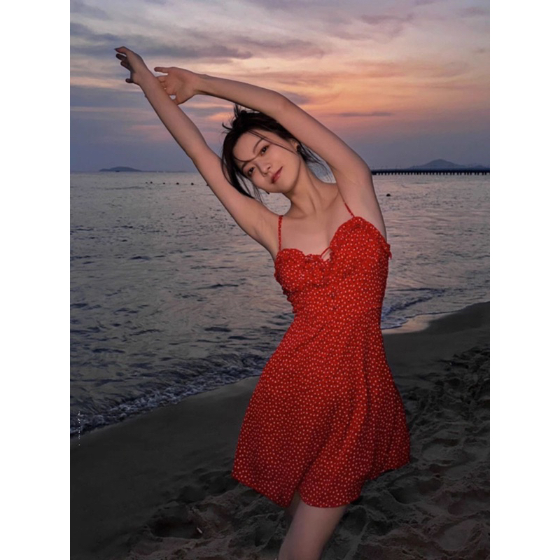 Váy hai dây đỏ chấm bi Triệu Lộ Tư  2 loại sexy ngọt ngào