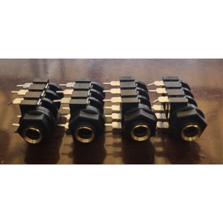 Jack 6 ly cái nằm trong máy chân đồng .