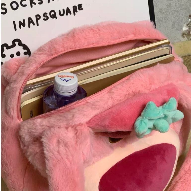 Túi xách gấu dâu đội nón size 30cm lông mềm mịn siêu đáng yêu, Túi đeo vai họa tiết gấu Lotso _ TingTing