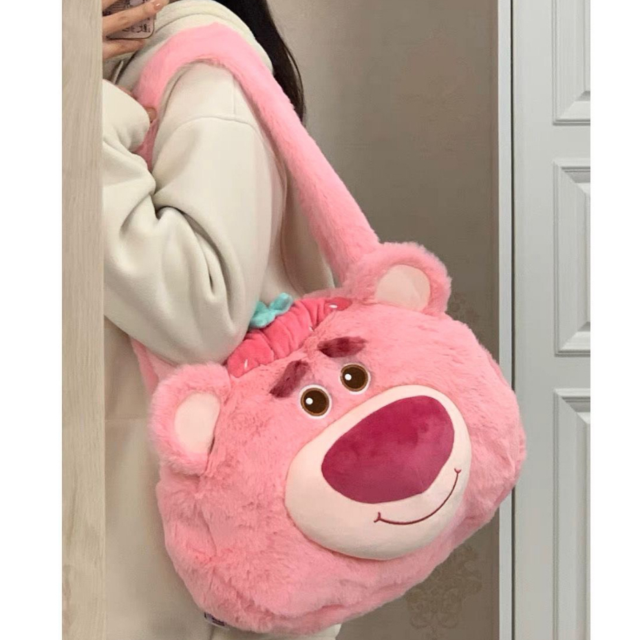 Túi xách gấu dâu đội nón size 30cm lông mềm mịn siêu đáng yêu, Túi đeo vai họa tiết gấu Lotso _ TingTing