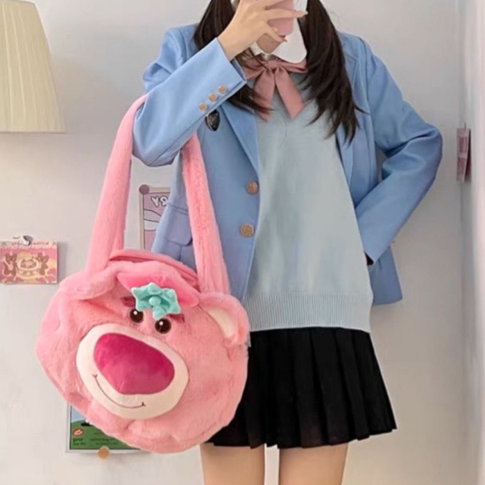 Túi xách gấu dâu đội nón size 30cm lông mềm mịn siêu đáng yêu, Túi đeo vai họa tiết gấu Lotso _ TingTing