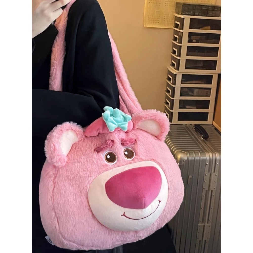 Túi xách gấu dâu đội nón size 30cm lông mềm mịn siêu đáng yêu, Túi đeo vai họa tiết gấu Lotso _ TingTing