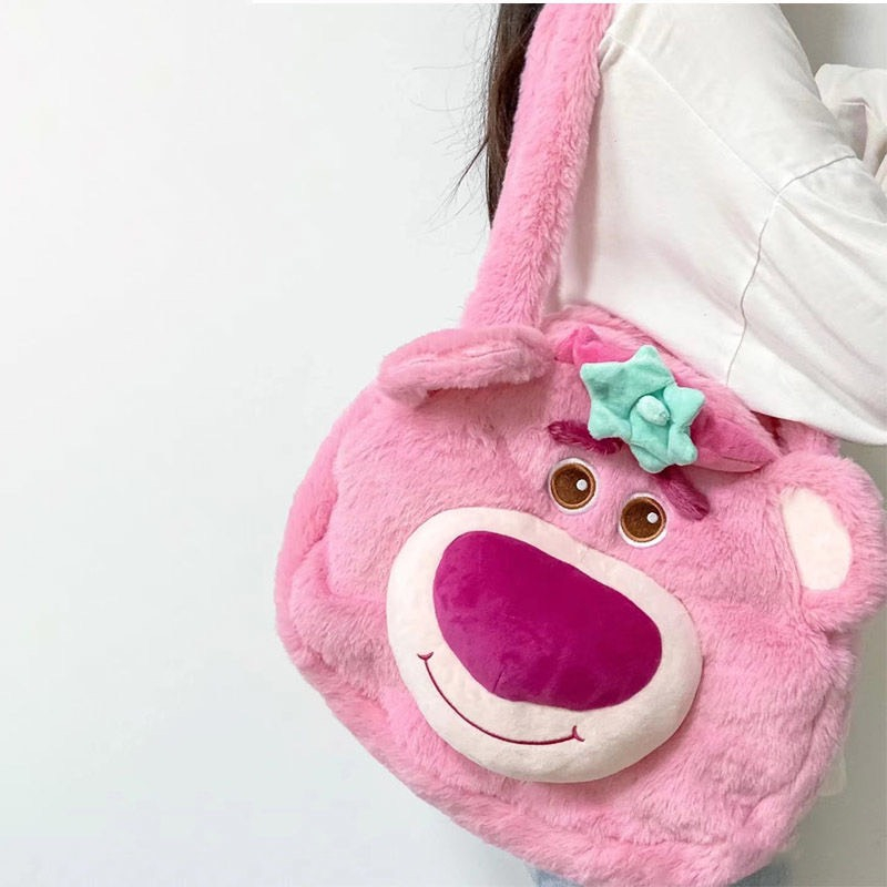 Túi xách gấu dâu đội nón size 30cm lông mềm mịn siêu đáng yêu, Túi đeo vai họa tiết gấu Lotso _ TingTing
