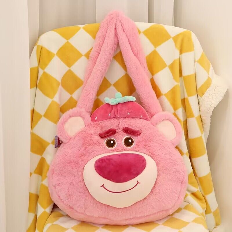 Túi xách gấu dâu đội nón size 30cm lông mềm mịn siêu đáng yêu, Túi đeo vai họa tiết gấu Lotso _ TingTing
