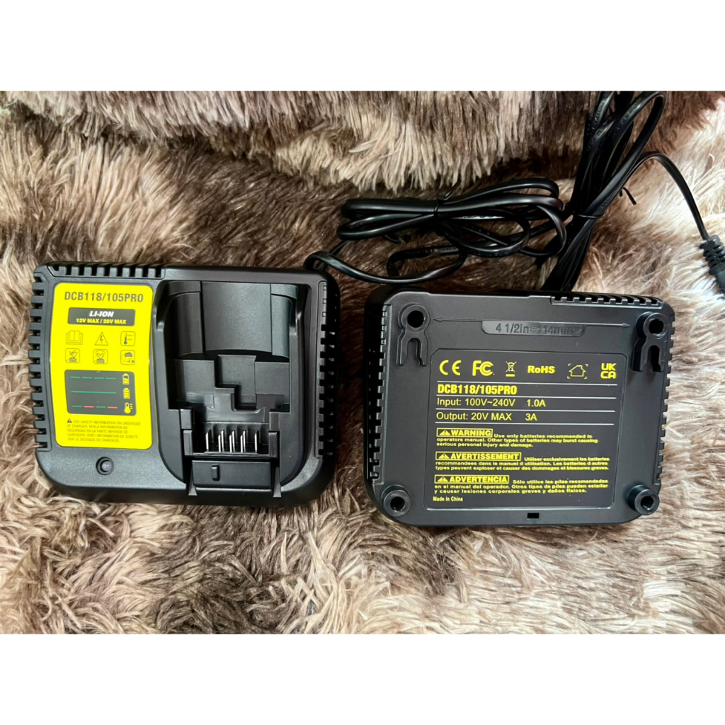 Sạc Dewalt DCB118- 3A , điện 220v. BN.