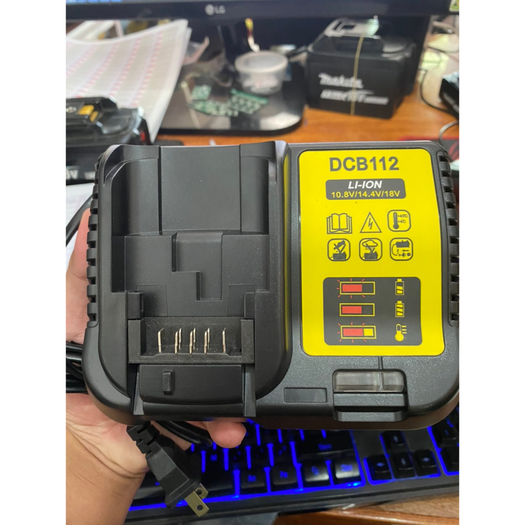 Sạc Dewalt DCB118- 3A , điện 220v. BN.