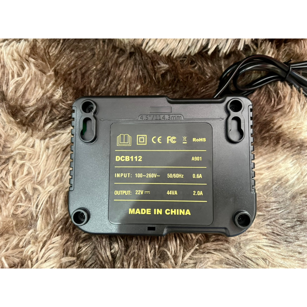 Sạc Dewalt DCB118- 3A , điện 220v. BN.