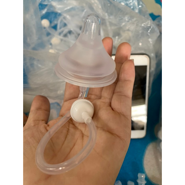 Núm ti kèm ống hút chống sặc cổ rộng bú mọi tư thế BQSHOP