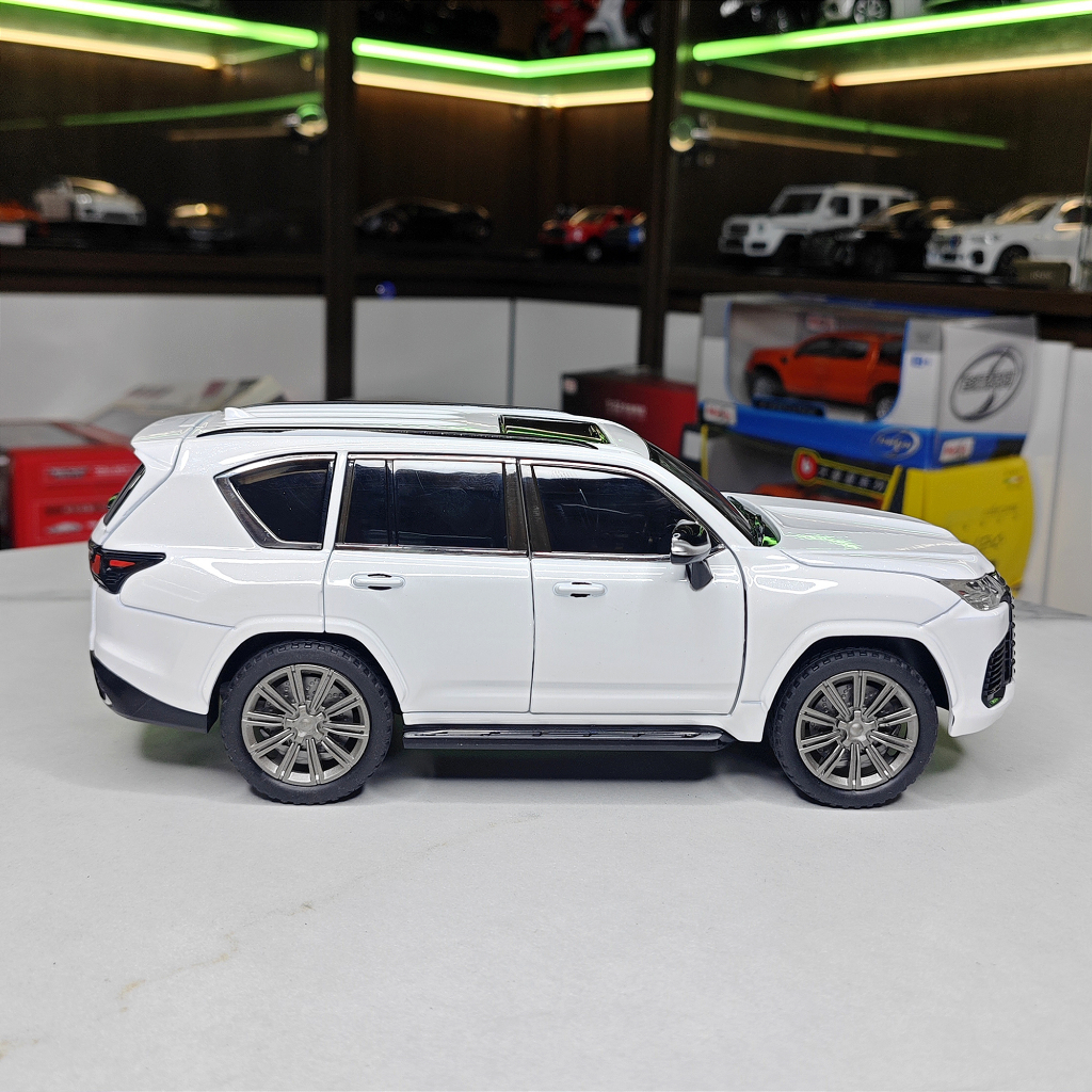Mô hình xe kim loại cao cấp Lexus LX600 tỉ lệ 1:24 hãng CHIMEI 3 màu