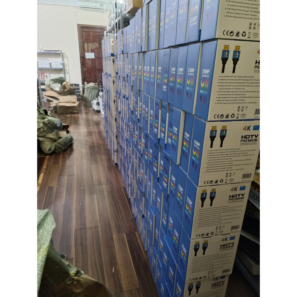 Dây HDMI 20m HDTV 4K kết nối máy chiếu. Dây màu đen tròn, cho tín hiệu chính xác và sắc nét.