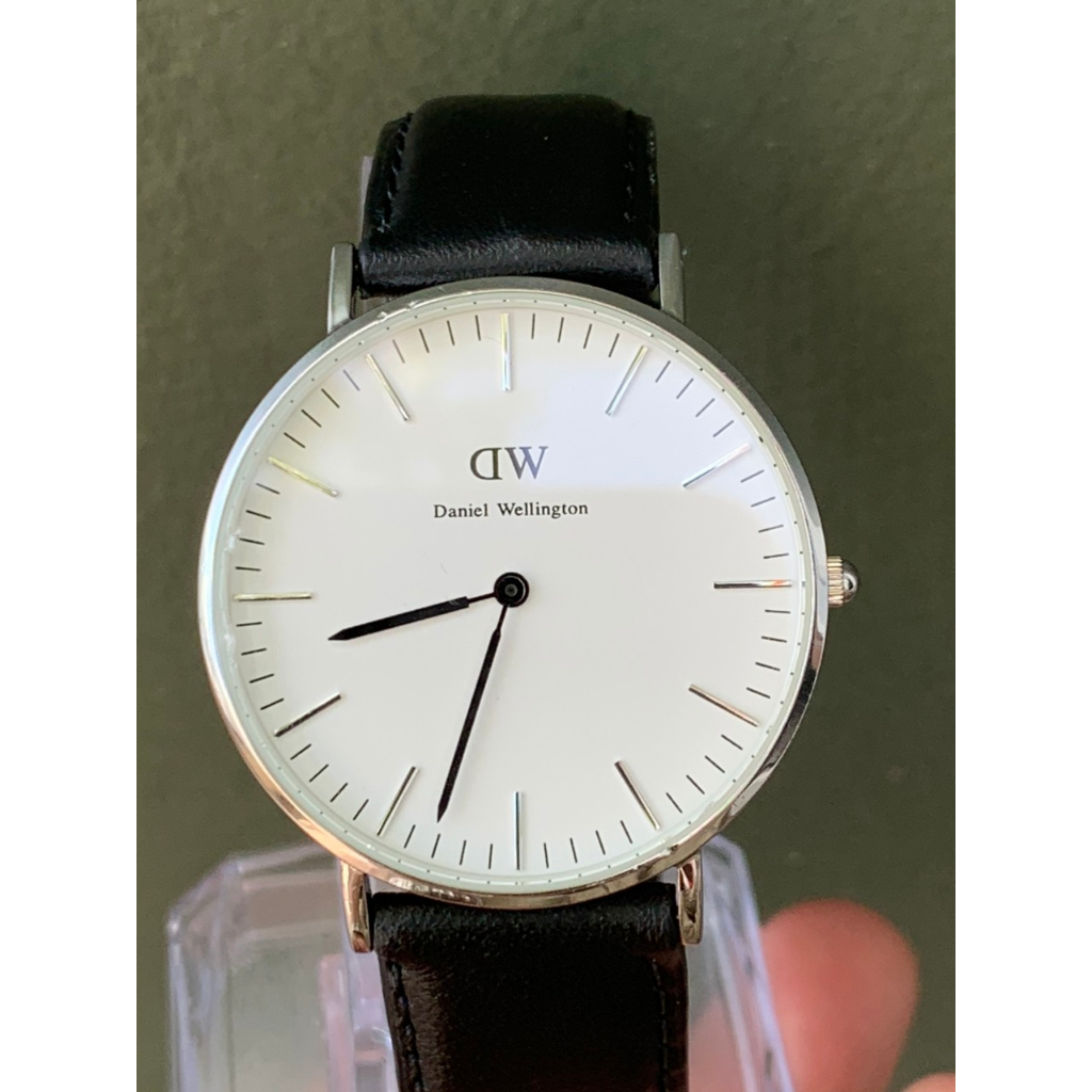 Đồng hồ nam DW Daniel Wellington Quartz (Pin), phong cách đơn giản, mặt màu trắng, dây da màu đen Thụy Điển