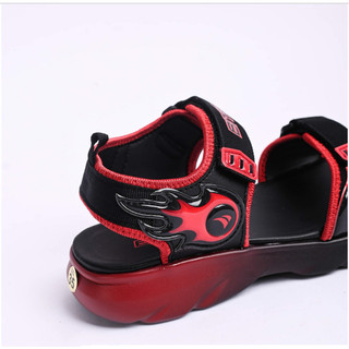 Sandal bé trai sale 150k ( giá tem 305k)  (Size 30-37)