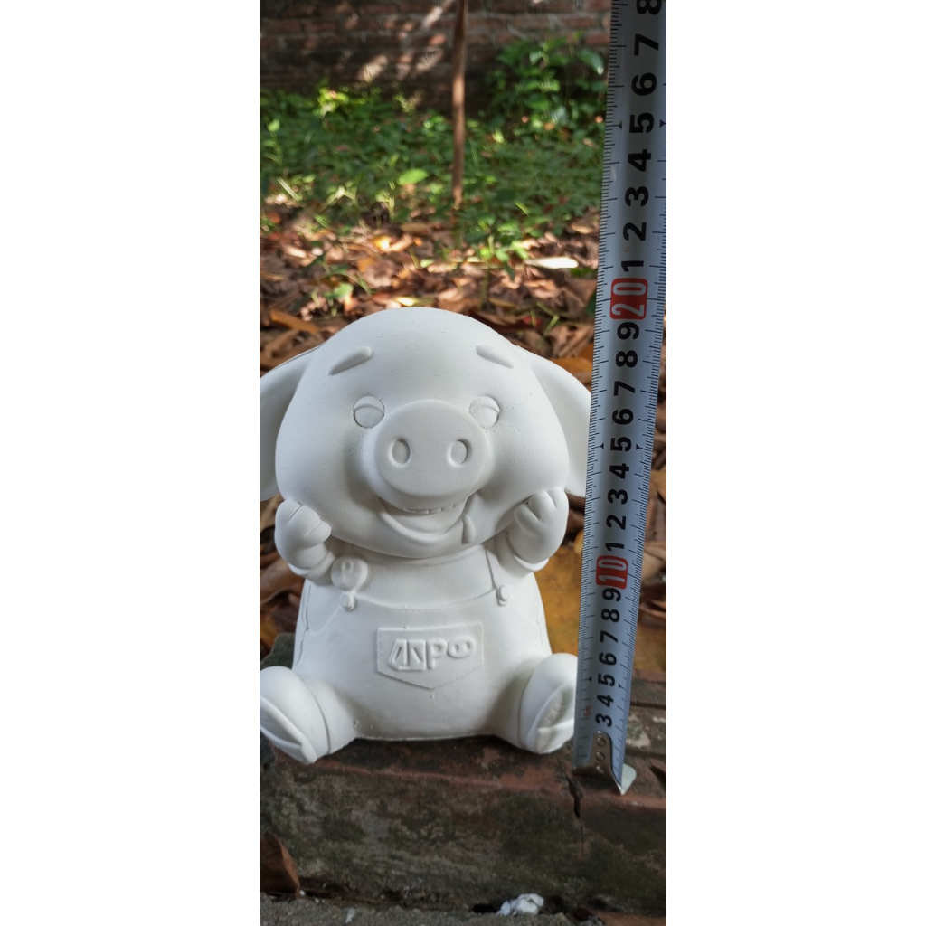 Tượng tô màu lợn đội mũ