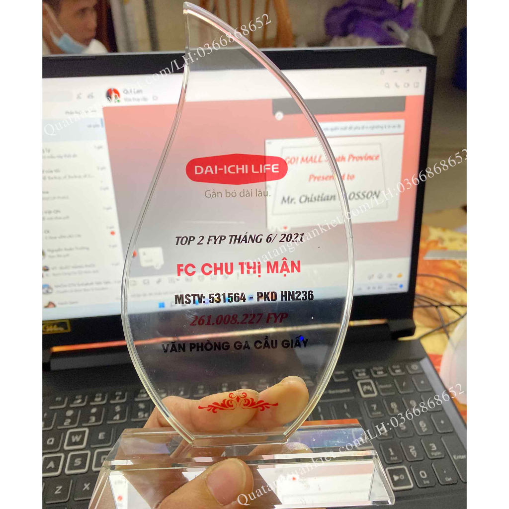 Biểu trưng pha lê hình chiếc lá