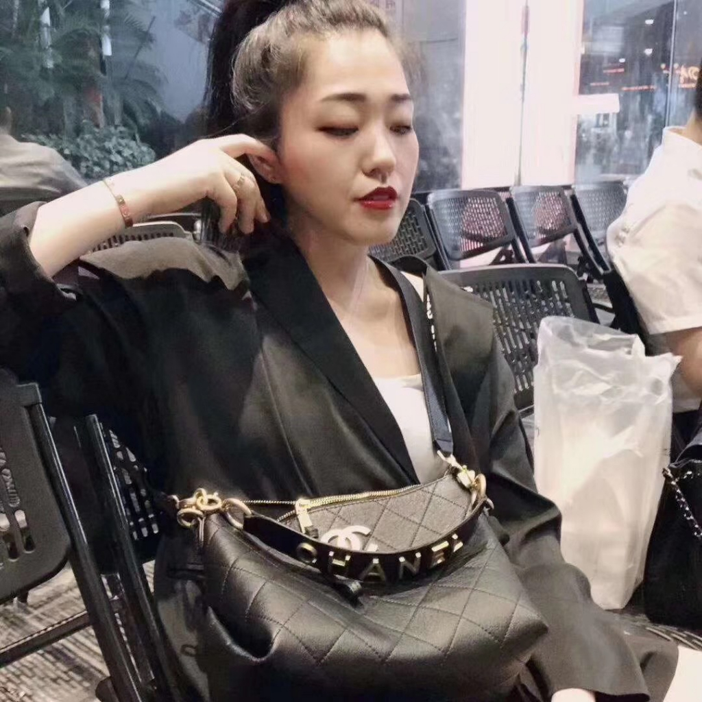 TÚI CHA NEO QUAI LOGO SZ26 DA BÒ MỀM