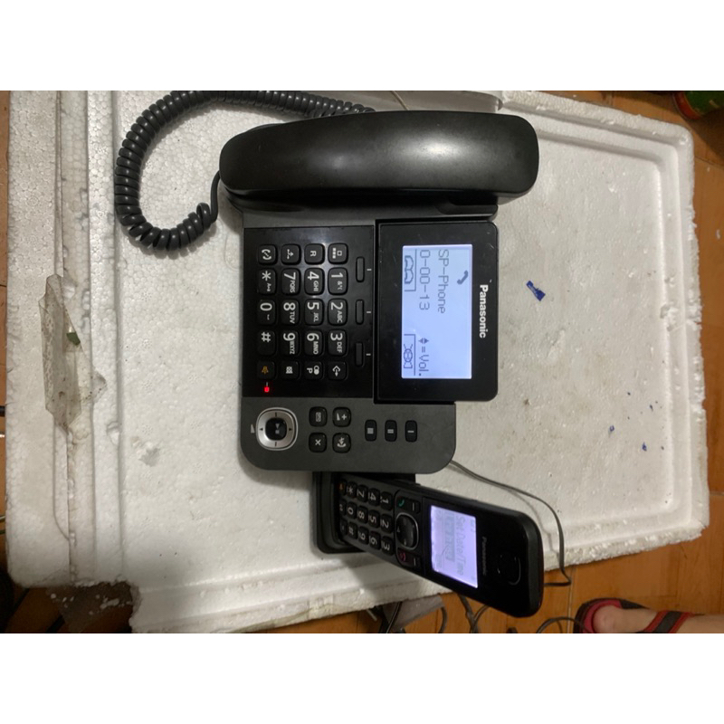 Điện thoại cố định kéo dài Panasonic KX-TGF310CX.màn hình hiển thị số, loa ngoài