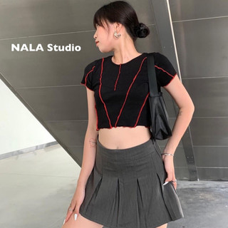Áo croptop tay ngắn viền đỏ chỉ ngược