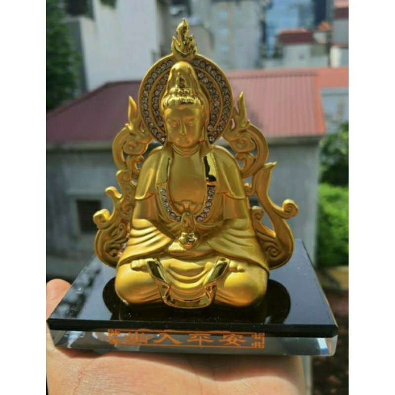 Tượng Quan Thế Âm đế kính đặt xe hơi