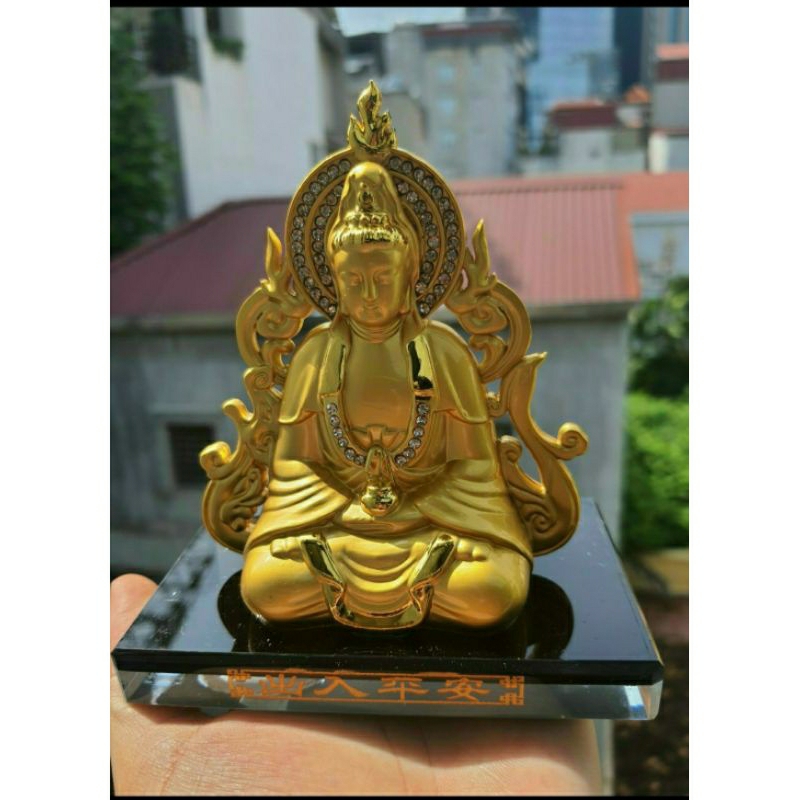 Tượng Quan Thế Âm đế kính đặt xe hơi