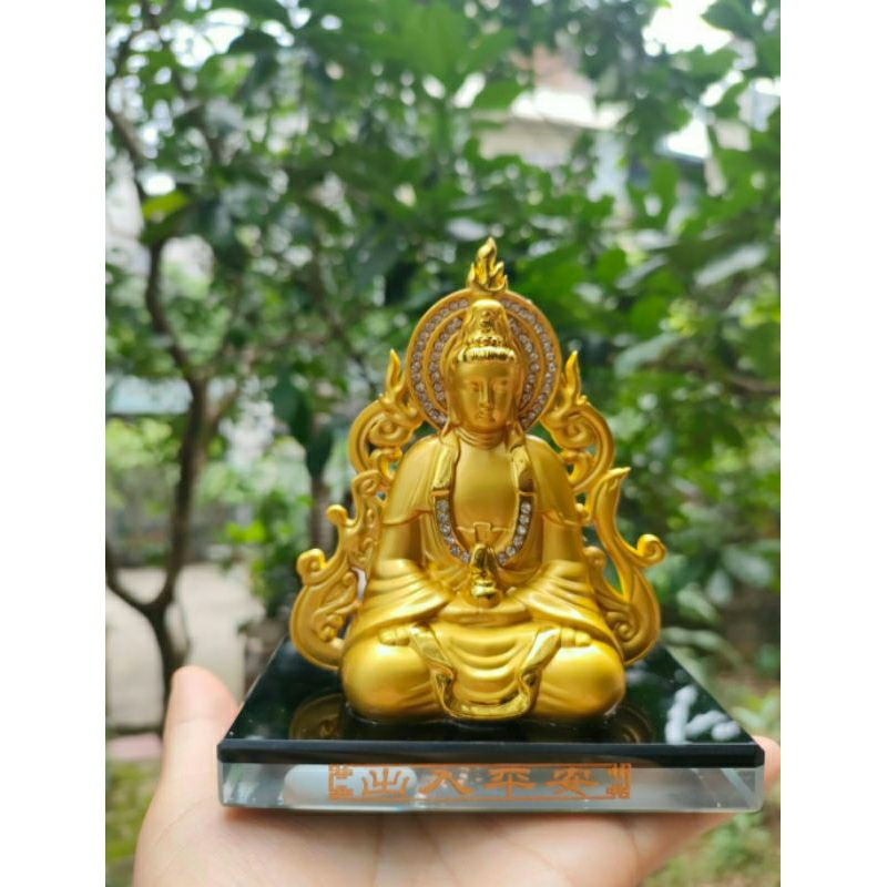Tượng Quan Thế Âm đế kính đặt xe hơi