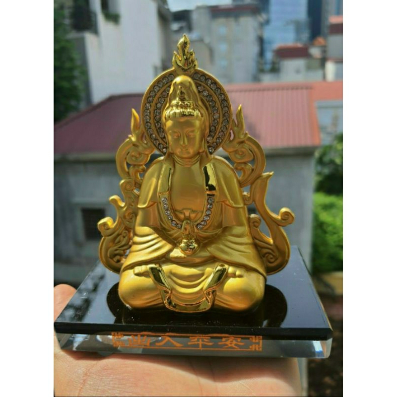 Tượng Quan Thế Âm đế kính đặt xe hơi