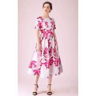 Đầm Calvin Klein họa tiết hoa, form midi dài, xòe
