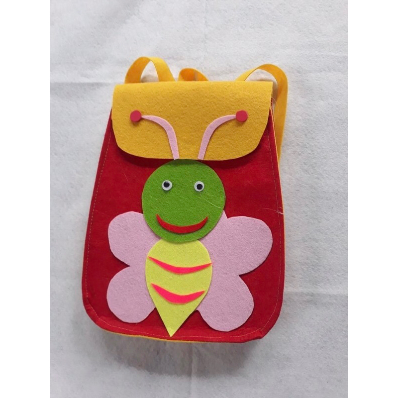 Ba lô mầm non làm bằng vải nỉ.