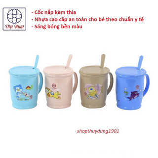 Ca nhựa có nắp kèm thìa sạch sẽ đựng nước tiện lợi