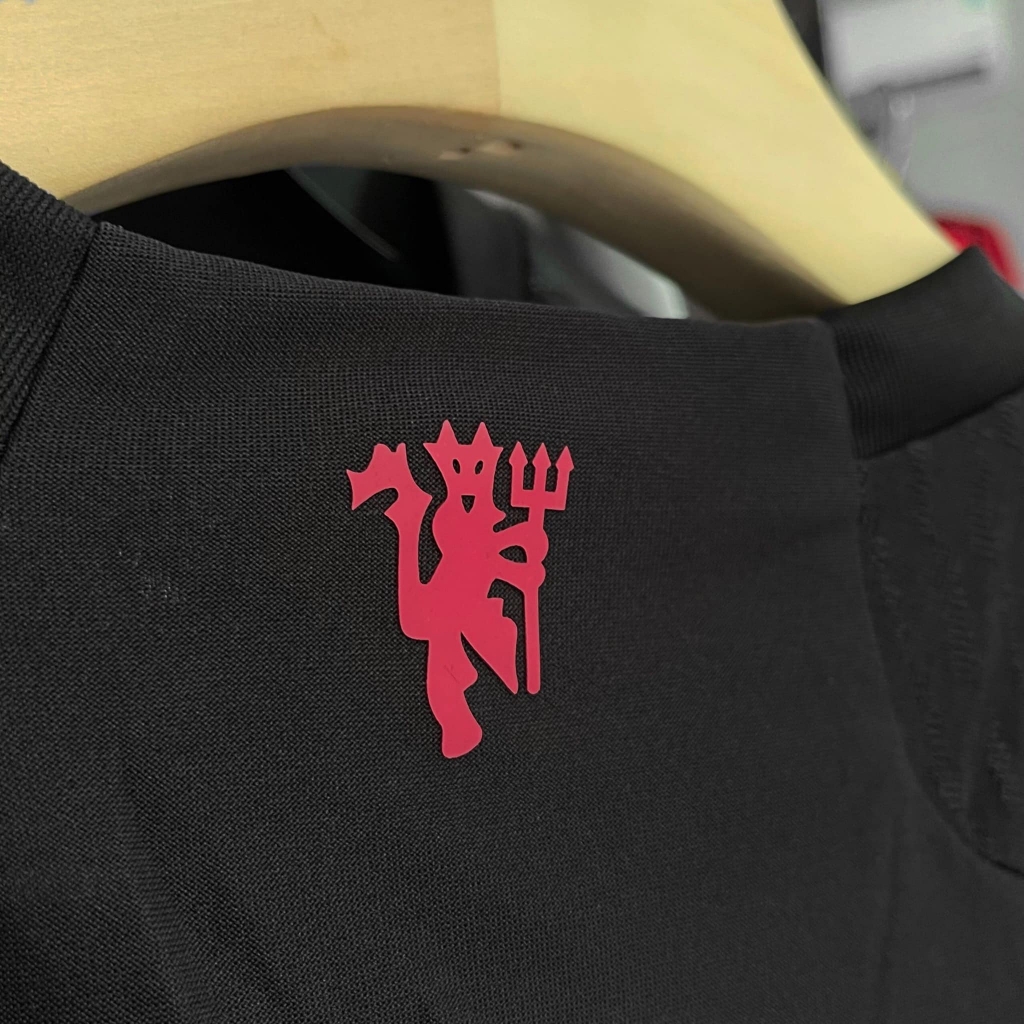 Áo jersey MU Concept Đen viền đỏ logo Vàng gold