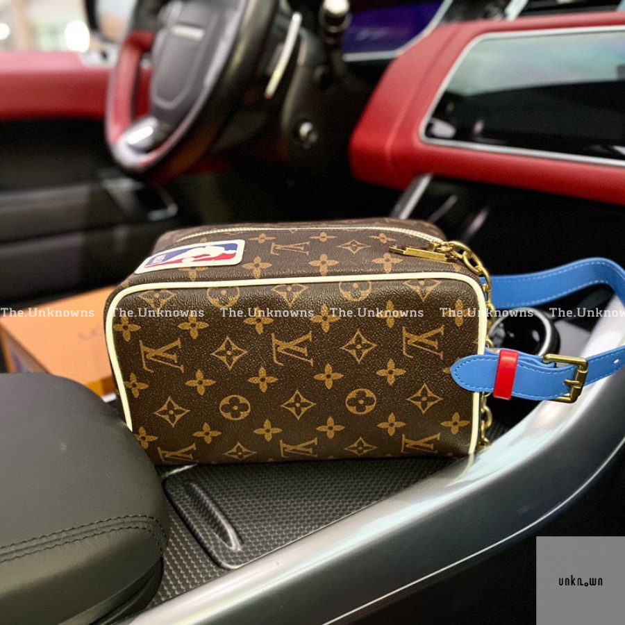 👑👑-Túi cầm tay Luon Vuittuoi x N.BA Cloakroom Dopp Kit - Brown cao cấp full box bưu thư thẻ thiếp