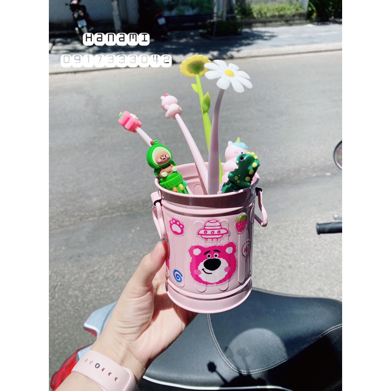Xô/ ống đựng bút gấu dâu kèm sticker gấu dâu